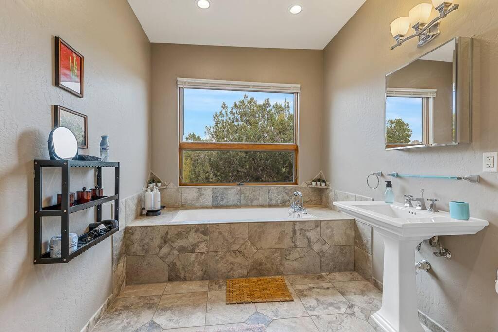 Close To Fresh Creek! Sleeps 12 ~ Amazing Views W/Serene Open Space ~ Hot Tub + Game Room ~ Trails Outside Sedona Exteriér fotografie