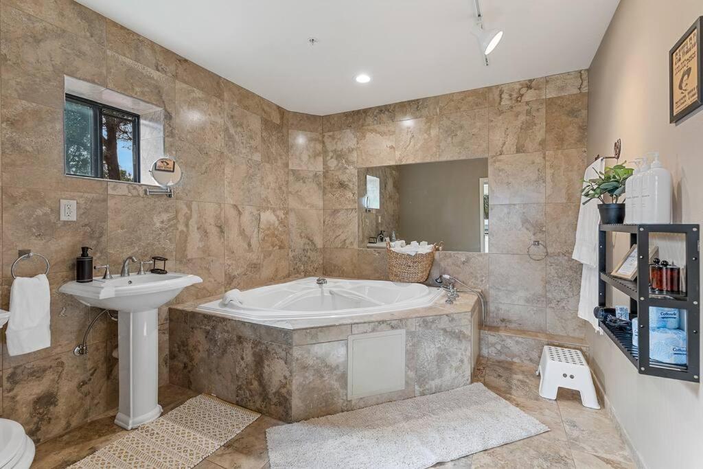 Close To Fresh Creek! Sleeps 12 ~ Amazing Views W/Serene Open Space ~ Hot Tub + Game Room ~ Trails Outside Sedona Exteriér fotografie