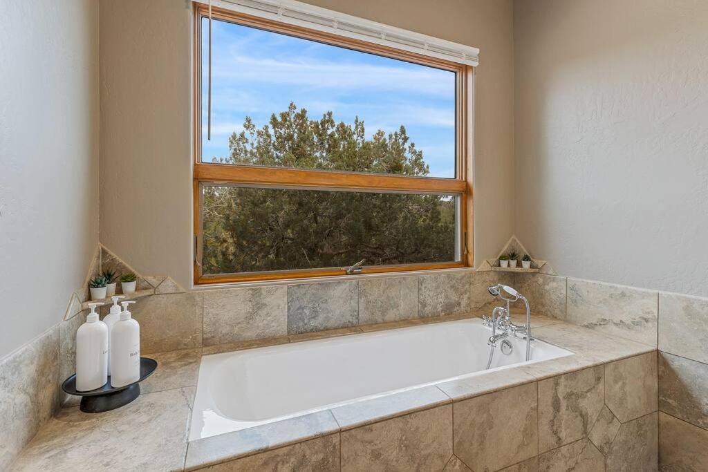Close To Fresh Creek! Sleeps 12 ~ Amazing Views W/Serene Open Space ~ Hot Tub + Game Room ~ Trails Outside Sedona Exteriér fotografie